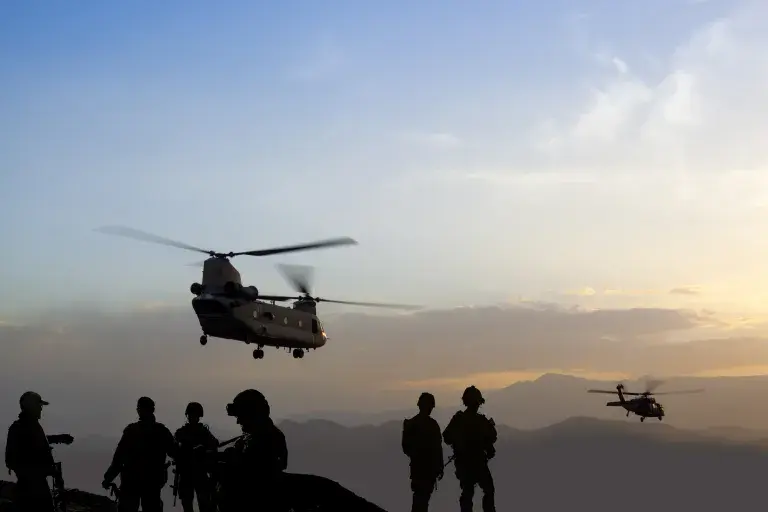 /Army%20people%20standing%20and%20seeing%20army%20helicopter